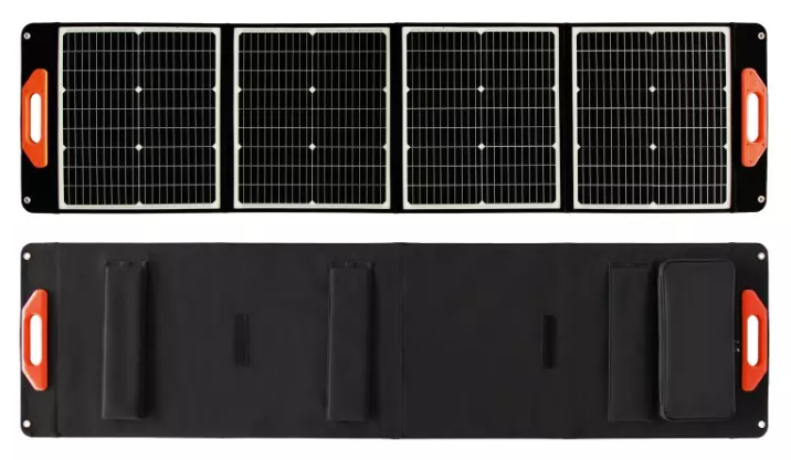 Reihen von Sonnenkollektoren, die auf einem Dach unter hellem Sonnenlicht installiert sind